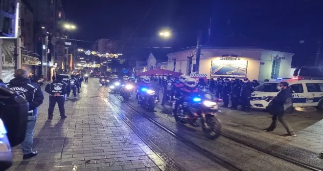 80 saatlik kısıtlama başladı: Taksim ve İstiklal Caddesi kapatıldı
