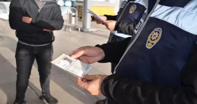 81 ildeki huzur operasyonunda 883 düzensiz göçmen yakalandı

