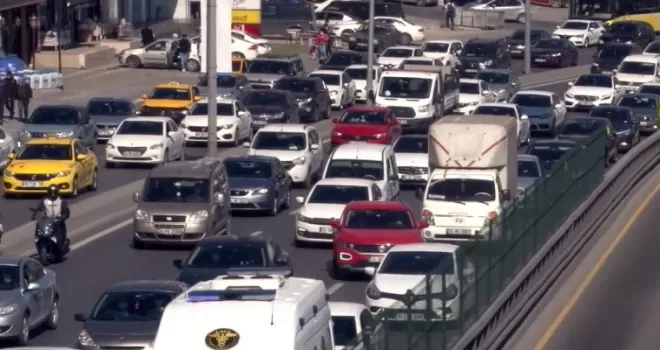 82 saatlik kısıtlama öncesi  E-5 Karayolunda trafik yoğunluğu oluştu
