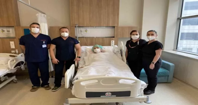 82 yaşındaki Covid-19 geçirmiş hasta böbreğini kaybetmekten kurtuldu
