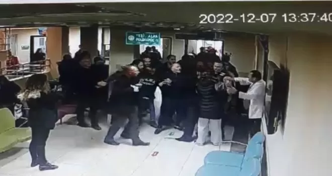 Acil serviste yaşanan arbede güvenlik kameralarına yansıdı
