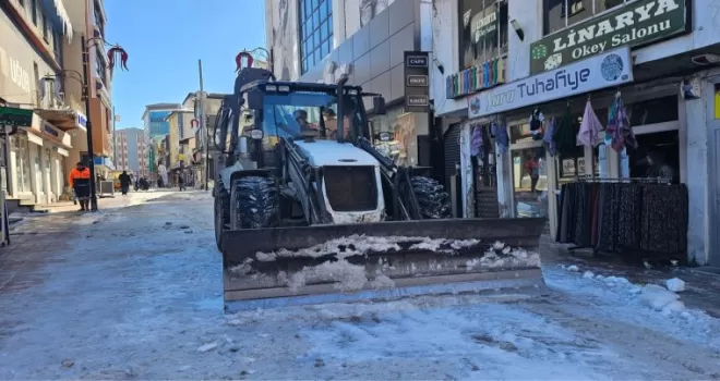Ağrı’da karla mücadele sürüyor