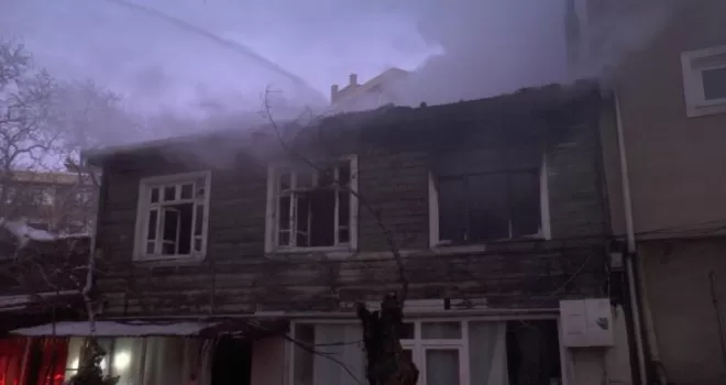 Ahşap bina alevlere teslim oldu
