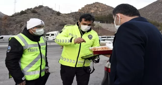 AK Parti’den polis teşkilatına destek ziyareti
