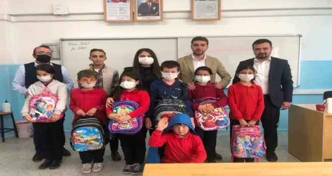 AK Parti Gençlik Kolları’ndan ortaokul öğrencilerine kırtasiye yardımı
