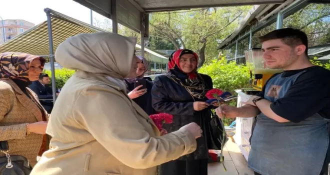 AK Parti Vekil Adayı Tuğba Işık Ercan, Sancaktepe’de karanfil dağıttı
