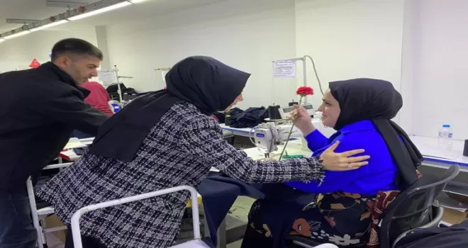 AK Parti vekil adayları Behiye Eker ve Ebru Saraçoğlu işçilerle buluştu
