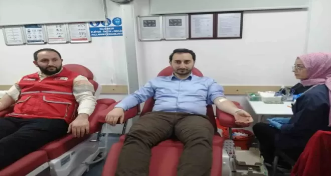 AK Partili gençlerden Kızılay’a ’kan’ desteği
