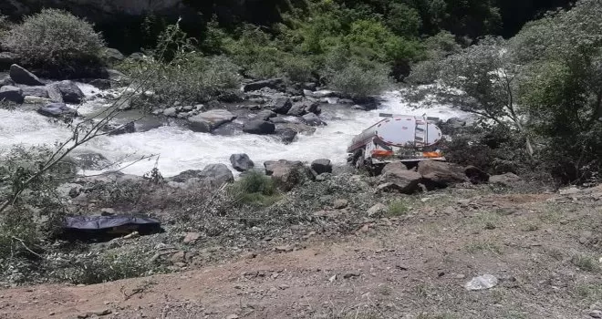 Akaryakıt tankeri dereye yuvarlandı: 1 ölü, 1 yaralı
