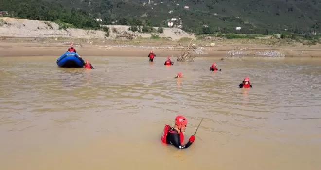 AKUT 6 ekibi ve 50 gönüllüsüyle Giresun’da yaşanan sel sonrası kayıpları arıyor
