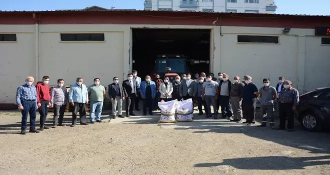 Akyurt Belediyesi çiftçilere arpa tohumu dağıttı
