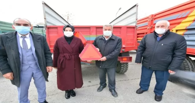 Akyurt Belediyesi çiftçilere reflektör dağıttı
