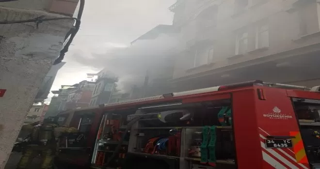 Alevler içinde kalan evden sokaktaki aydınlatma direği sayesinde kurtuldu
