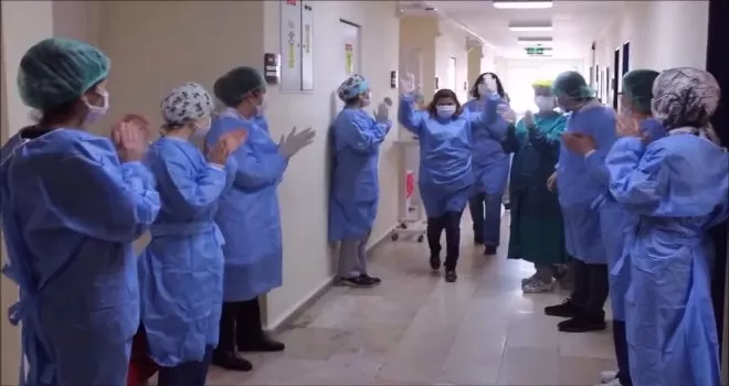 Alkışlar eşliğinde taburcu oldular
