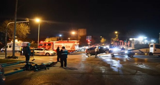 Alkollü minibüs sürücüsü önce polisten kaçtı sonra kaza yaptı
