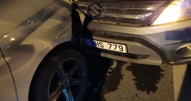 Alkollü sürücü park halindeki lüks otomobile çarptı: 1 yaralı
