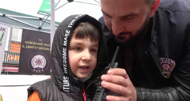 Polis abilerinden anonsla şeker istedi! 