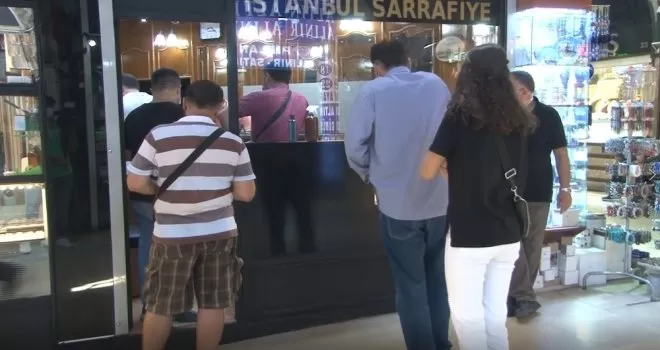 Altının rekor kırmasıyla tarihi Kapalıçarşı’daki sarraflarda yoğunluk oluştu
