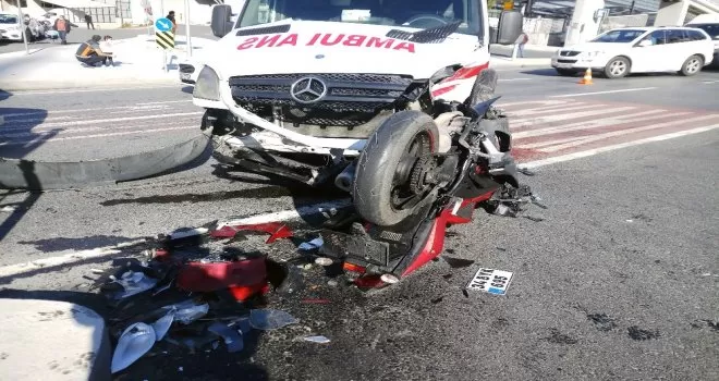 Ambulansla motosiklet çarpıştı: 1 ağır yaralı
