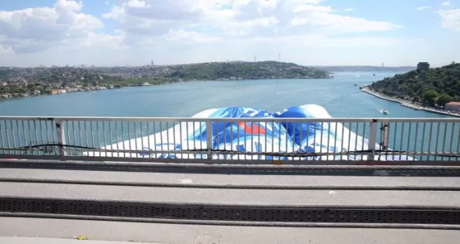 Anadolu Efes bayrakları İstanbul Boğazı’nda
