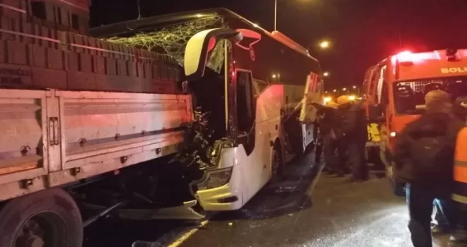 Anadolu Otoyolu’nda yolcu otobüsü TIR’a çarptı: 1 ölü, 3 yaralı