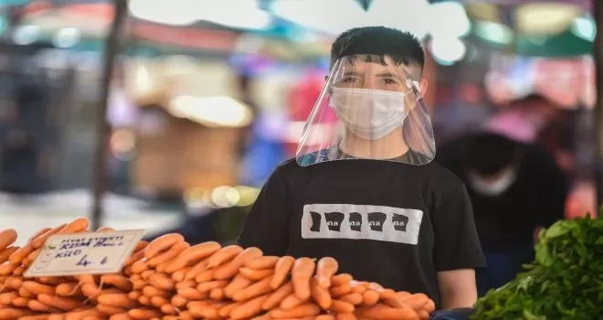 Ankara Büyükşehir Belediyesi’nden pazarcı esnafına maske ve siperlik desteği
