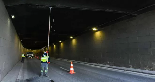 Ankara Büyükşehir ekiplerinin buz sarkıtlarıyla mücadelesi

