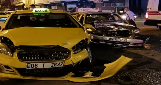 Ankara’da 3 otomobil çarpıştı: 3 yaralı
