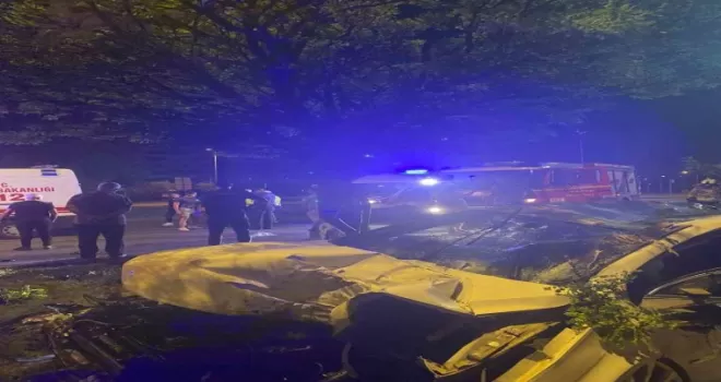 Ankara’da aşırı süratli araç ağaca çarptı: 4 yaralı
