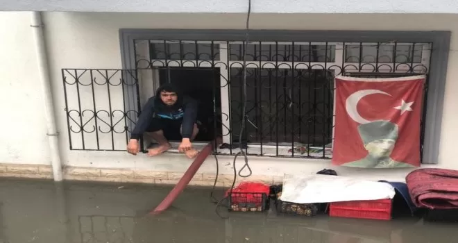 Ankara’da bazı ev ve depoları su bastı
