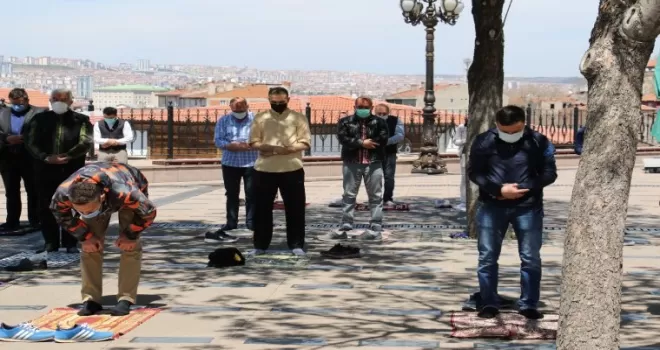 Ankara’da cuma namazı pandemi şartları altında kılındı
