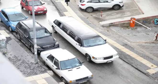 Ankara’da dar sokakta limuzin sürücüsünün zor anları
