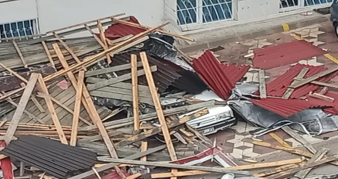 Ankara’da fırtınada uçan çatı araçların üzerine düştü
