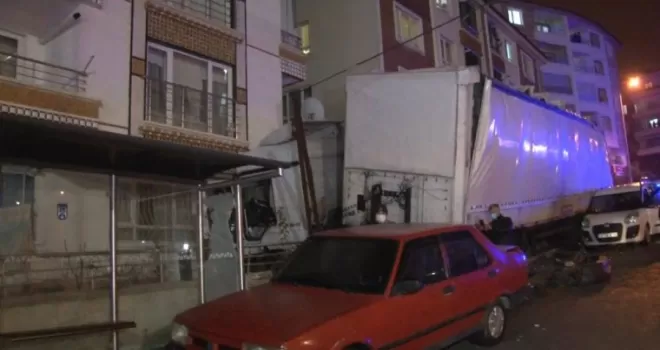 Ankara’da freni patlayan tır 11 aracı biçip evin duvarına çarptı: 1 yaralı

