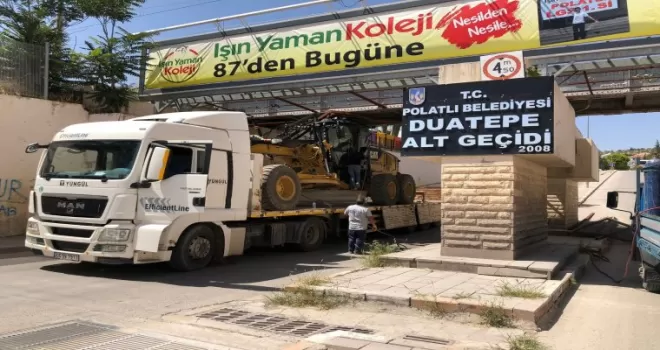 Ankara’da iş makinesi yüklü tır, alt geçide sıkıştı
