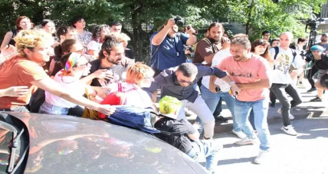 Ankara’da izinsiz LGBT yürüyüşüne polis müdahalesi
