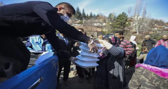 Ankara’da kağıt toplayıcılarına kumanya dağıtımı

