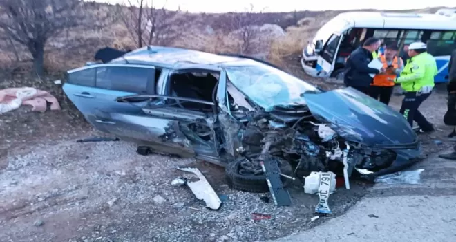 Ankara’da midibüs ile otomobil çarpıştı: 20 yaralı
