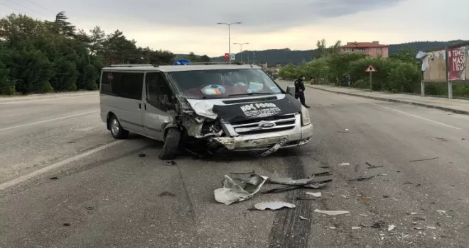 Ankara’da minibüs otomobille çarpıştı: 3 yaralı
