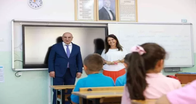 Ankara’da öğrencilere 20 bin adet kırtasiye malzemesi hediye edildi
