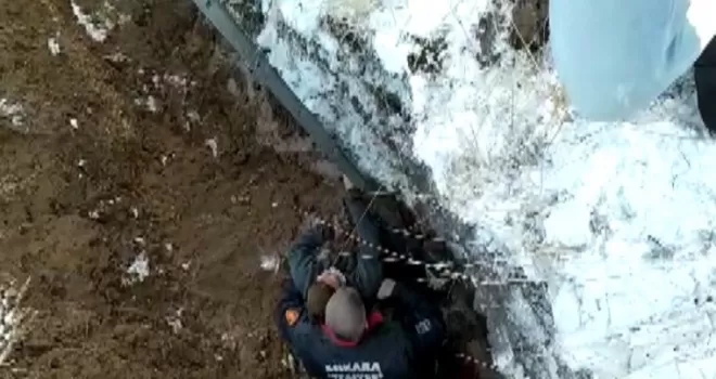 Ankara’da parka giderken 5 metrelik çukura düşen çocuğun bacağı kırıldı
