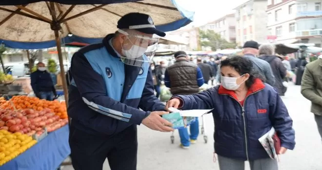 Ankara’da pazarcı esnafına maske dağıtımı
