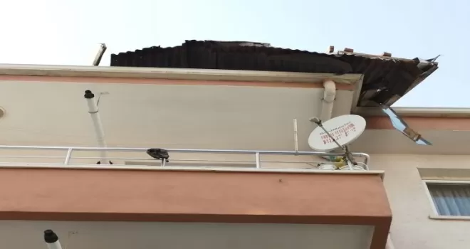Ankara’da şiddetli rüzgar binanın çatısını uçurdu
