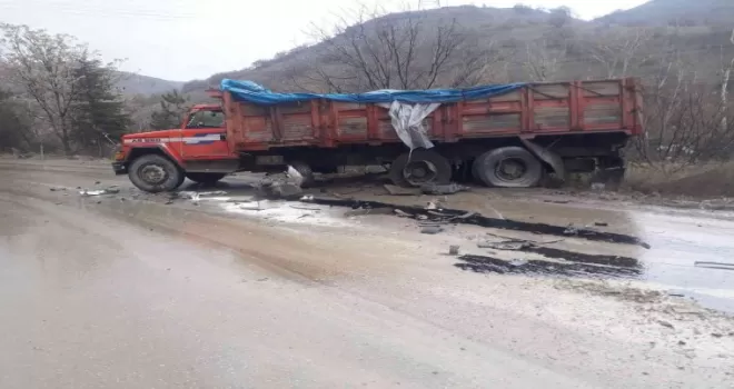 Ankara’da viraja hızlı giren çekici iki kamyona çarptı: 1 yaralı

