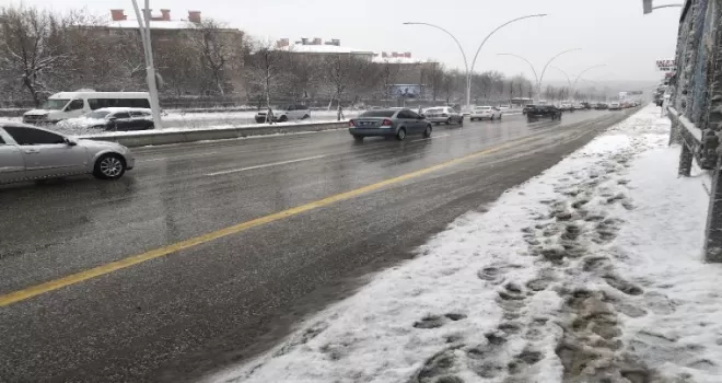 Ankara’da yoğun kar yağışı hayatı olumsuz etkiledi
