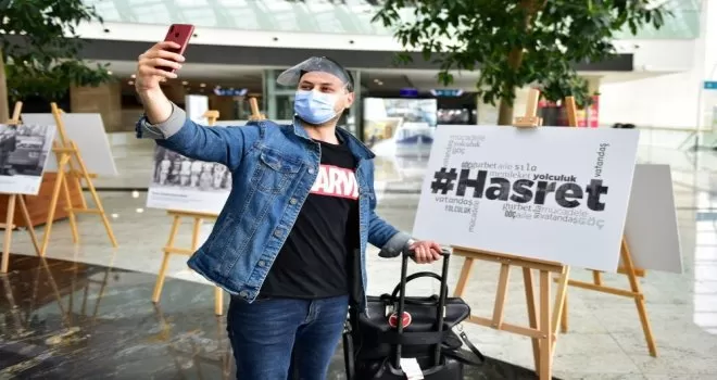 “Ankara Garı’nda yolcuları ’göç kareleri’ uğurluyor“
