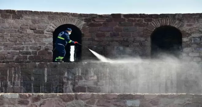Ankara Kalesi özel kimyasallarla temizlendi
