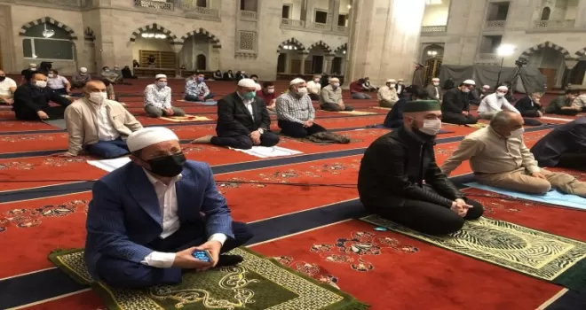 Ankara Kocatepe Camisi’nde Kadir Gecesi sosyal mesafe ile idrak edildi
