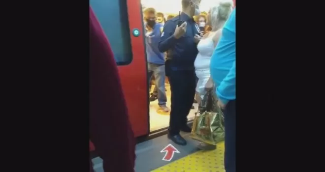 Ankara metrosunda vatandaşlar arasında maske tartışması
