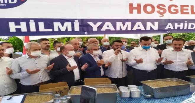 Ankaralılar hemşehrilerine aşure dağıttı
